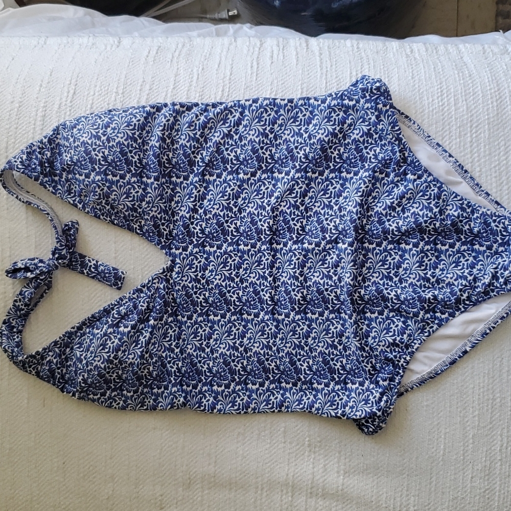 Vix One-piece V neck low cut, low back, high cut leg. Swimwear Blue White